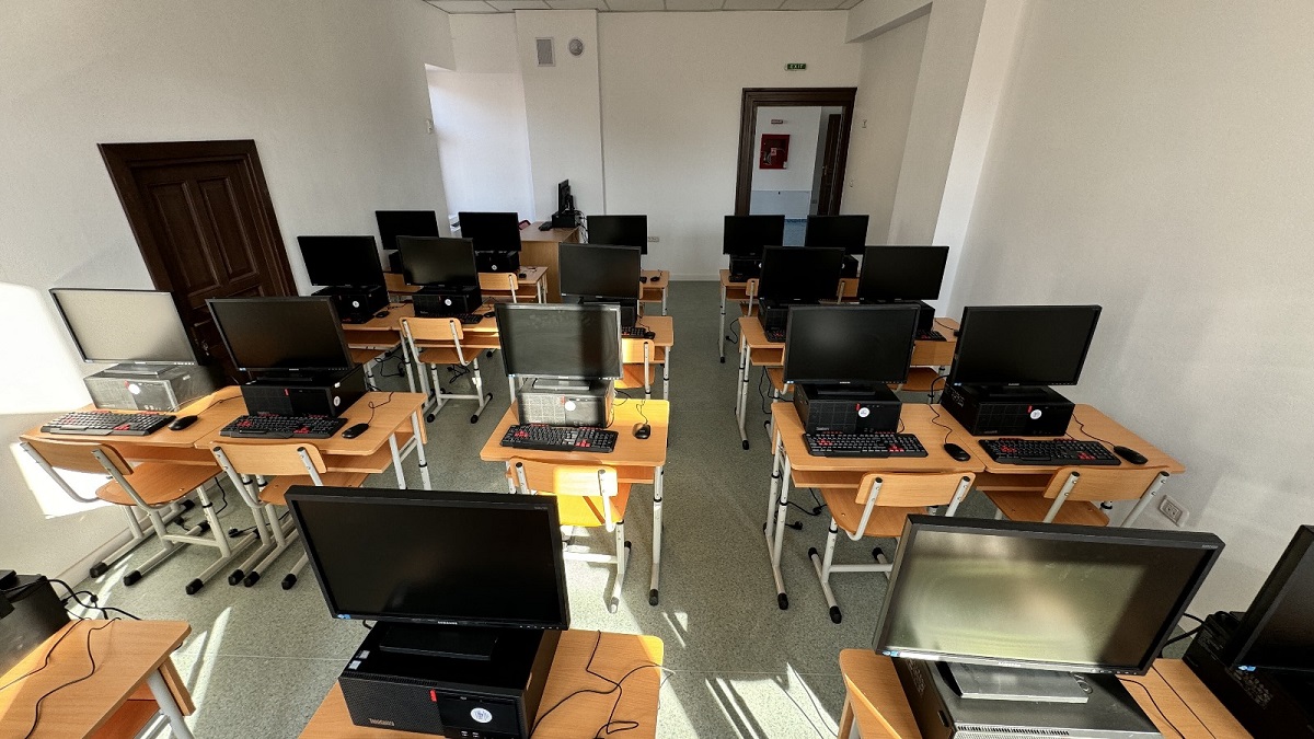 sala-informatica-fosta-scoala-de-fete-oravita