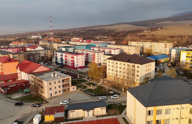 Oravița: Transformarea Blocurilor Gri prin Reabilitare și Culoare